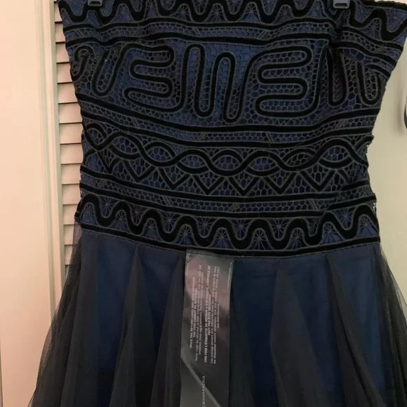 This is a BCBG Maxazria navy blue and black tulle strapless evening gown, size 8 - Picture 4 of 5